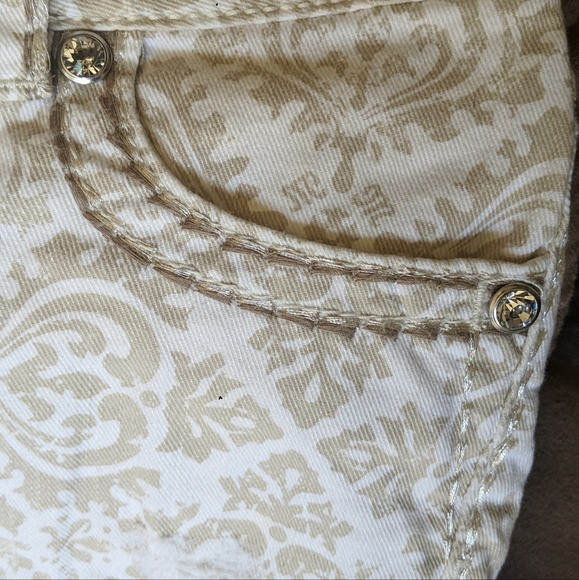 Miss Me | Blingy Beige/Khaki & White Patterned Distressed Shorts - Picture 4 of 5